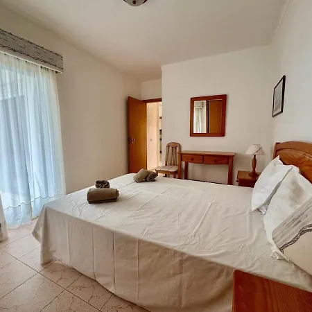 Quinta Dos Pinheiros Apartment *